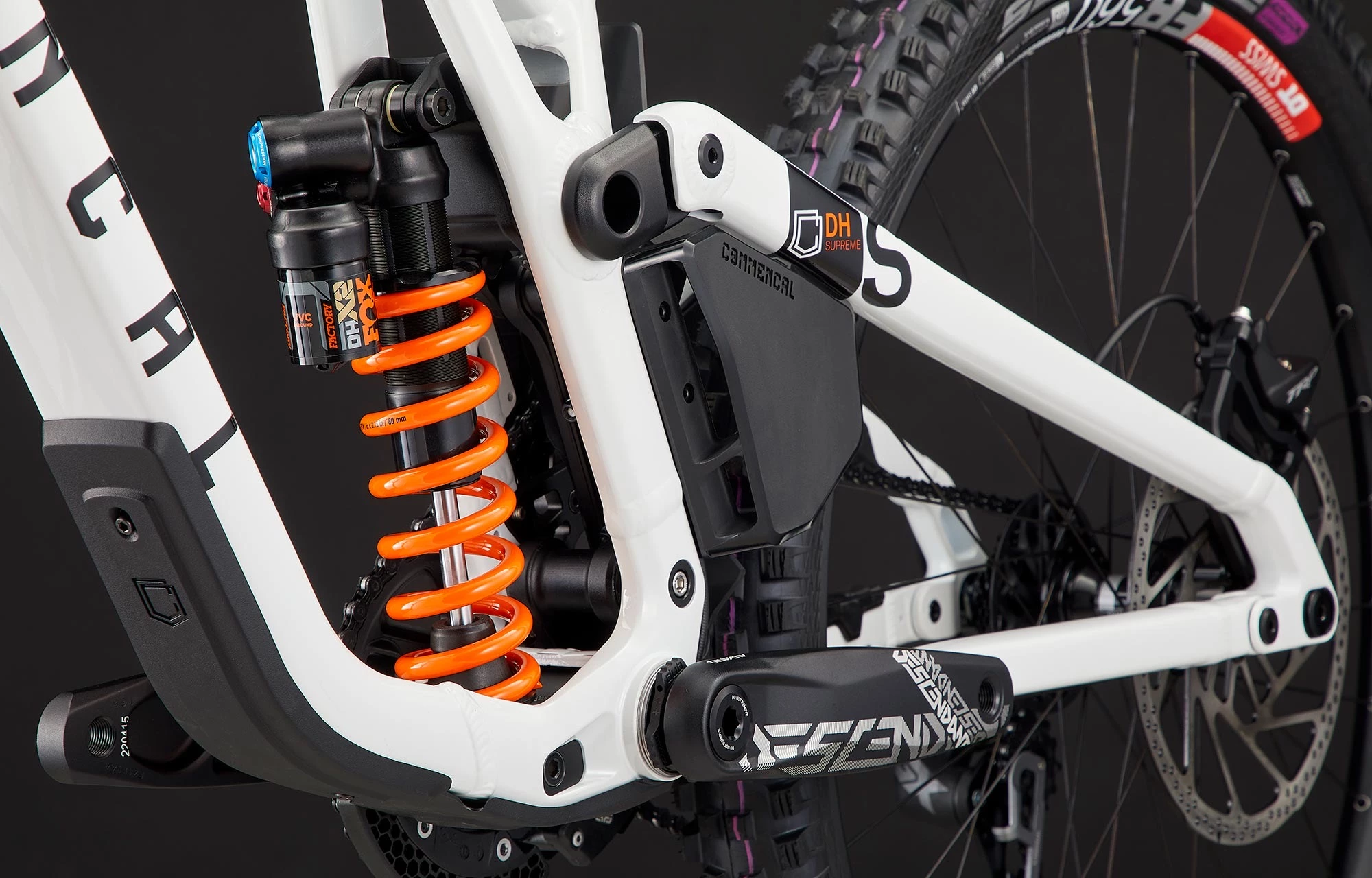 COMMENCAL SUPREME DH V5 SIGNATURE COIL PURE WHITE 8 COMMENCAL SUPREME DH V5 SIGNATURE COIL PURE WHITE – Image 6